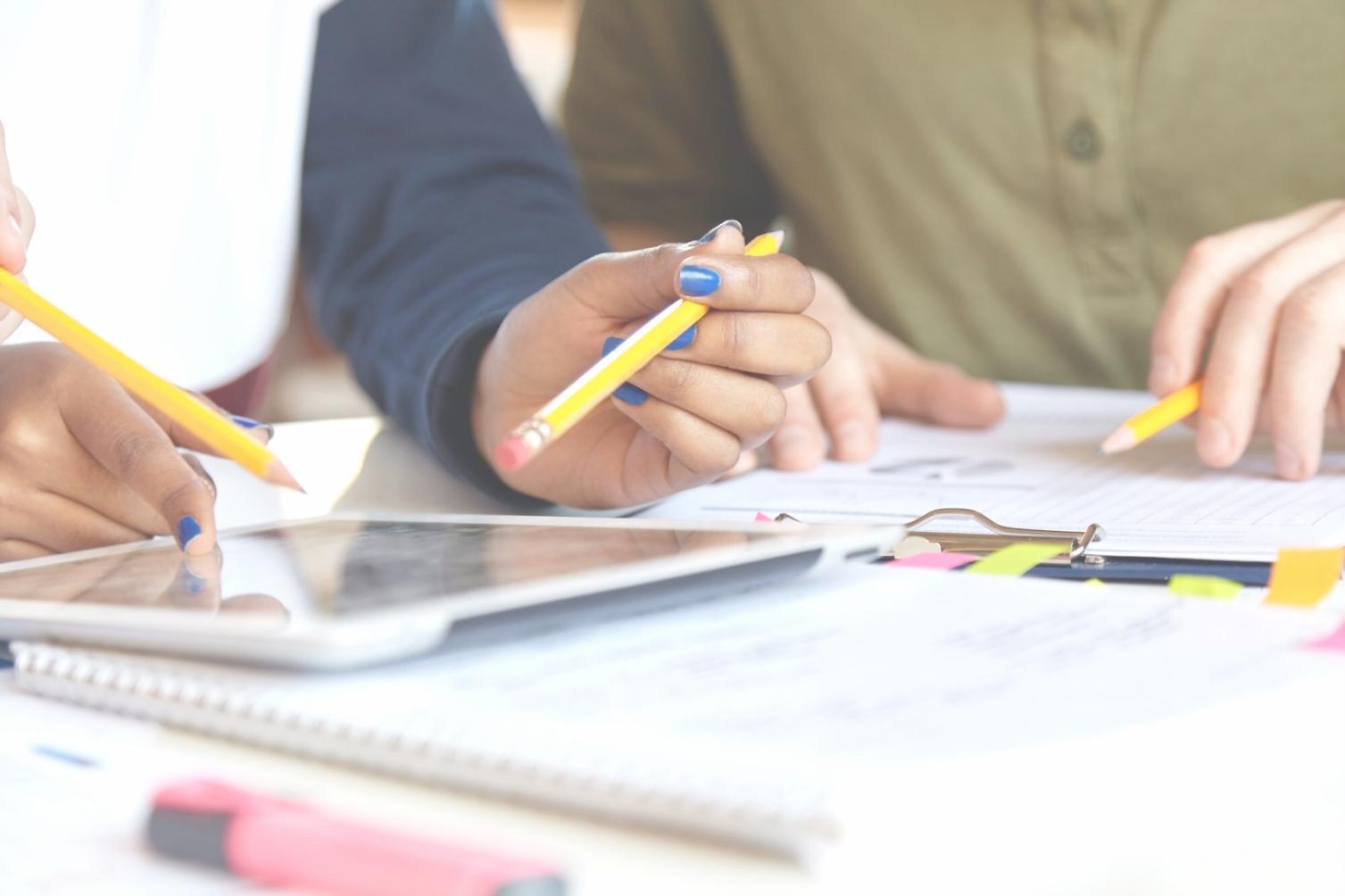 Équipe ovicezeneon en séance de travail stratégique avec entrepreneurs