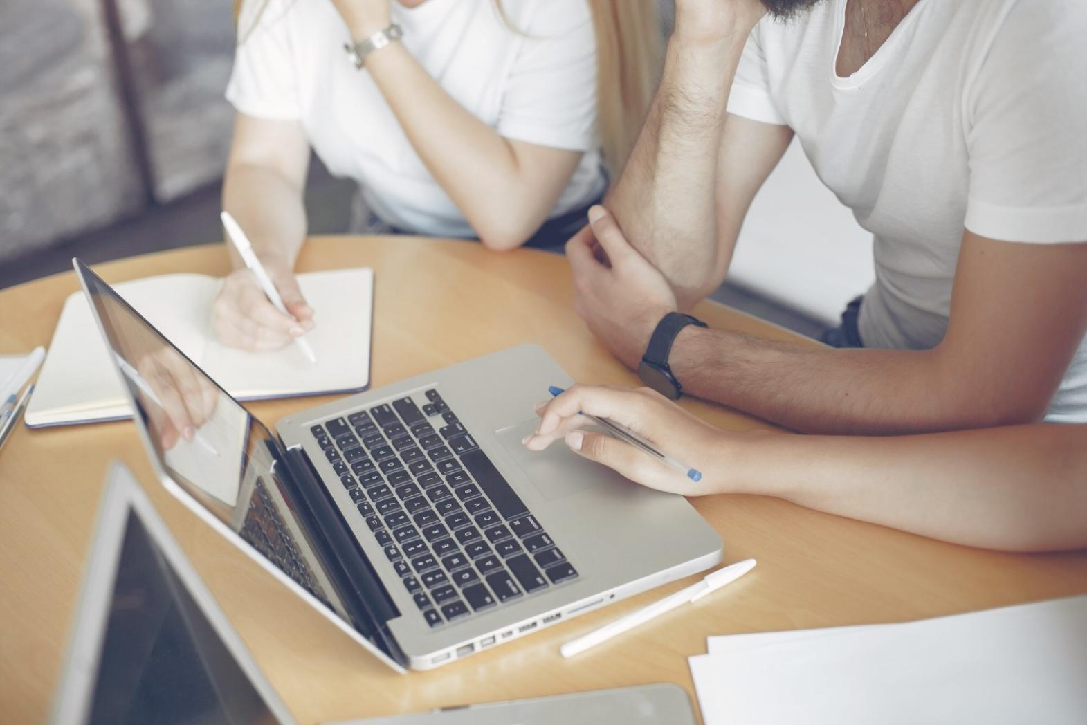 Espace de travail organisé pour apprentissage en ligne